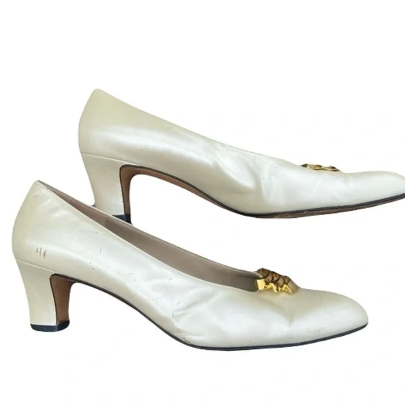 Salvatore Ferragamo Vintage Ivory Leather Pumps – Classic Elegance - Picture 10 of 12